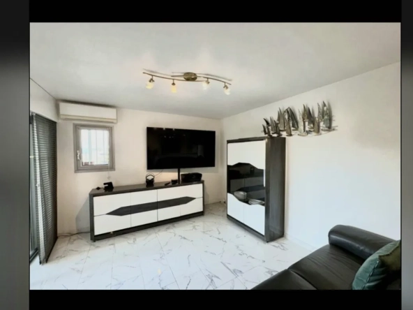 Appartement 2 pièces à vendre à Saint-Raphaël avec garage et loggia, parfait pour investisseur ou résidentiel