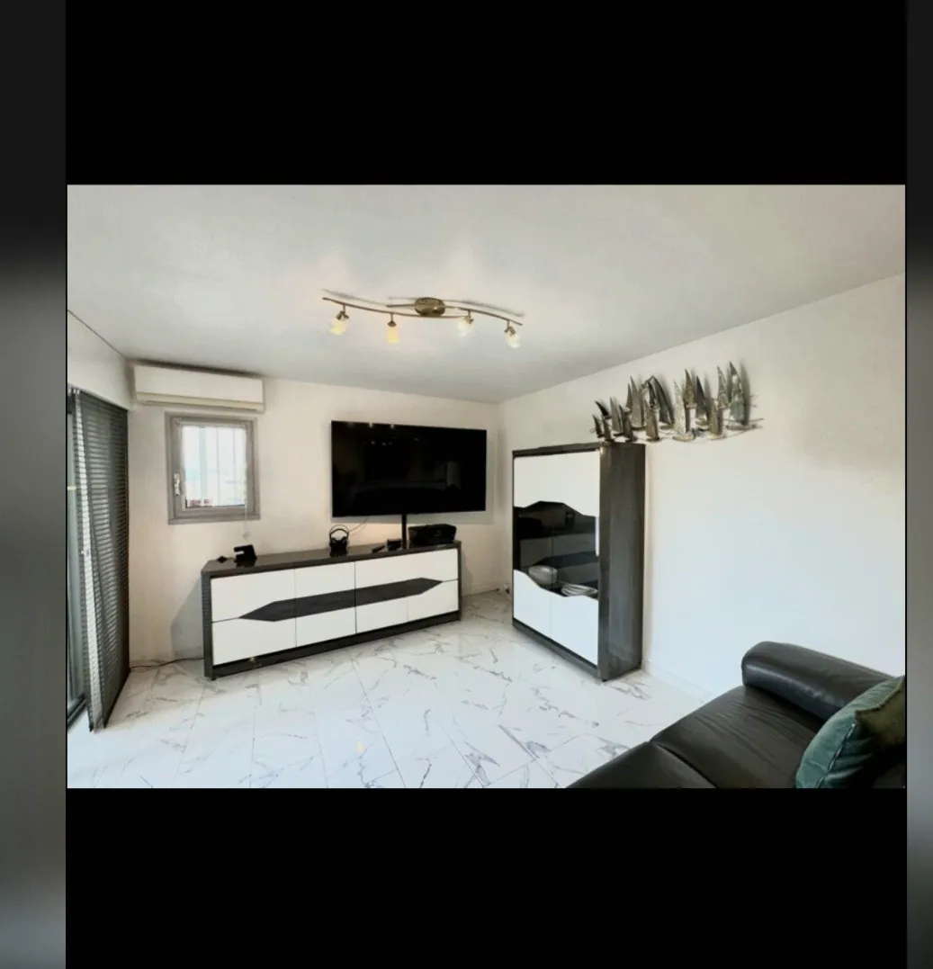 Appartement 2 pièces à vendre à Saint-Raphaël avec garage et loggia, parfait pour investisseur ou résidentiel 