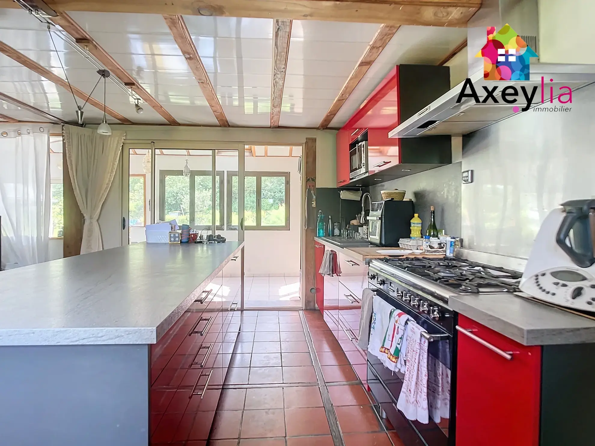 Propriété avec maison, gîte et dépendances à Ambierle - Vue exceptionnelle 