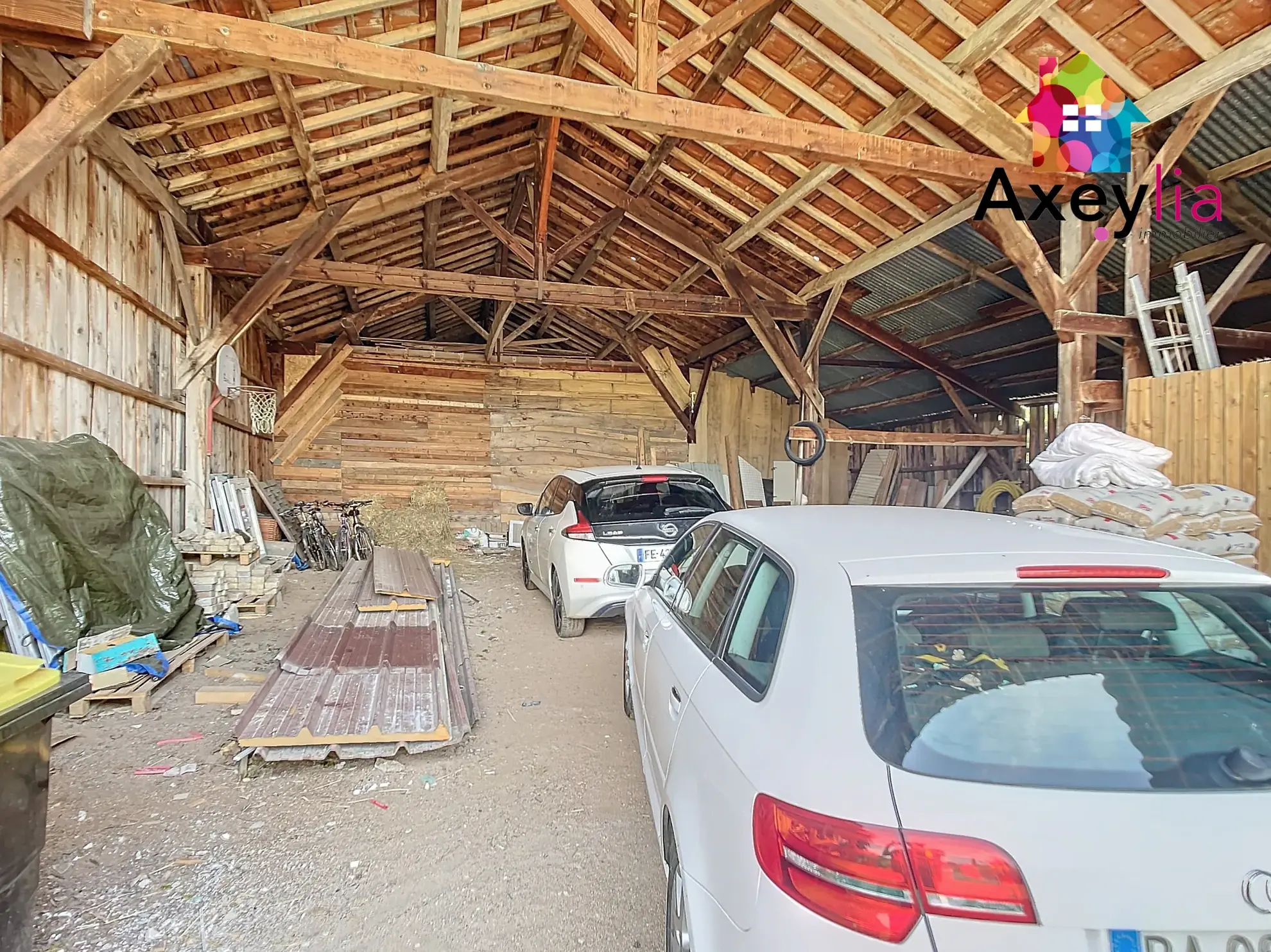 Propriété avec maison, gîte et dépendances à Ambierle - Vue exceptionnelle 