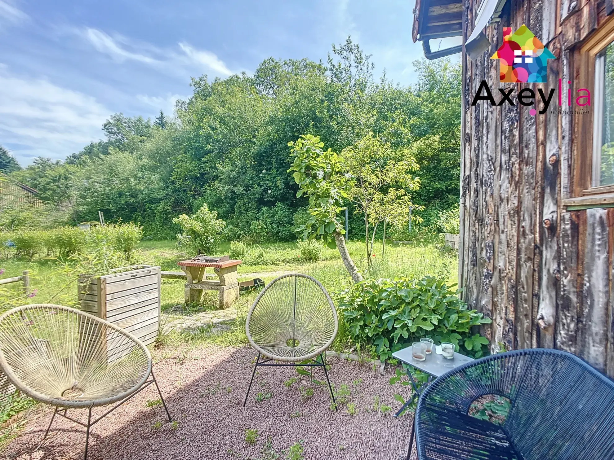 Propriété avec maison, gîte et dépendances à Ambierle - Vue exceptionnelle 