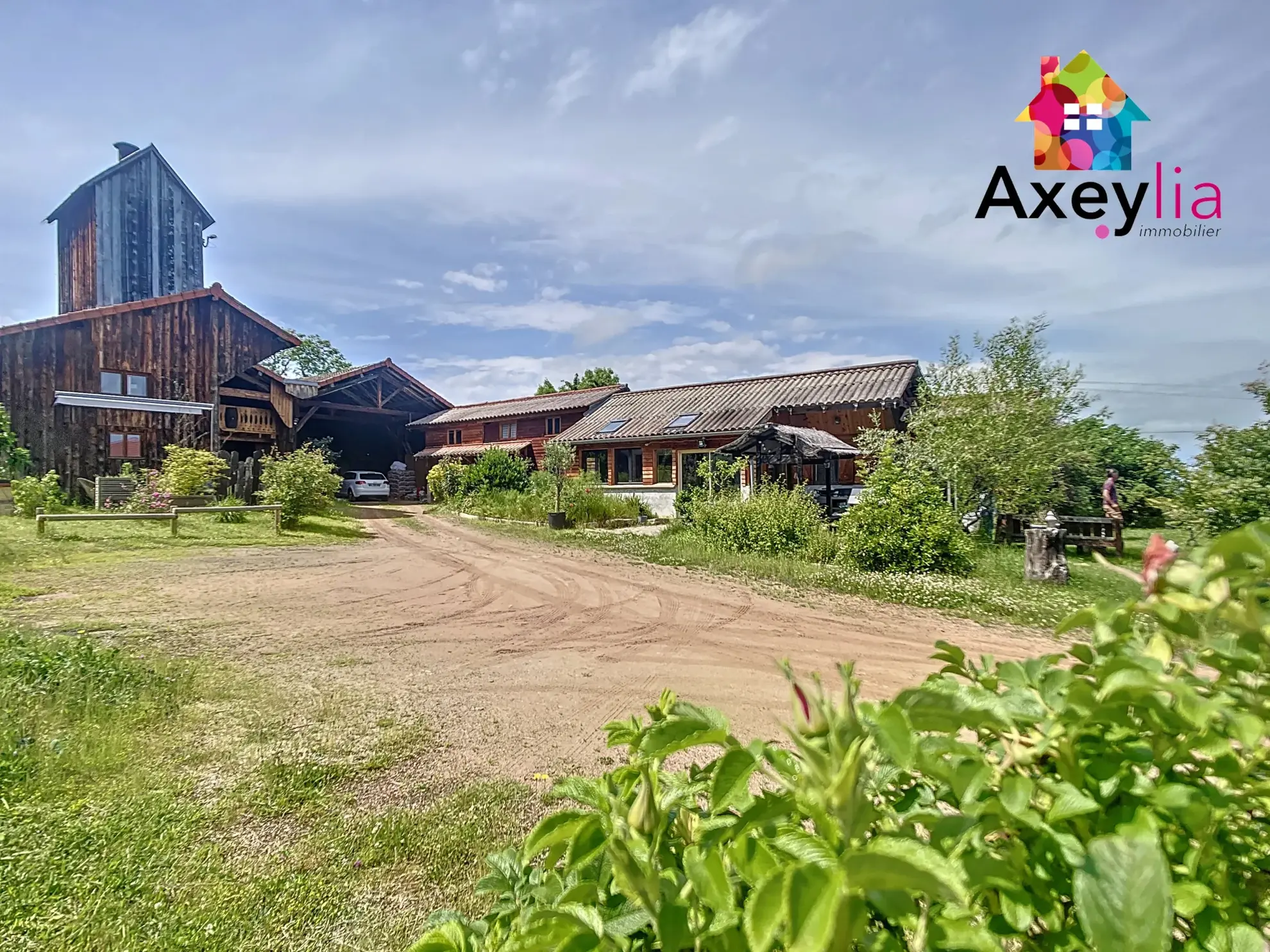 Propriété avec maison, gîte et dépendances à Ambierle - Vue exceptionnelle 