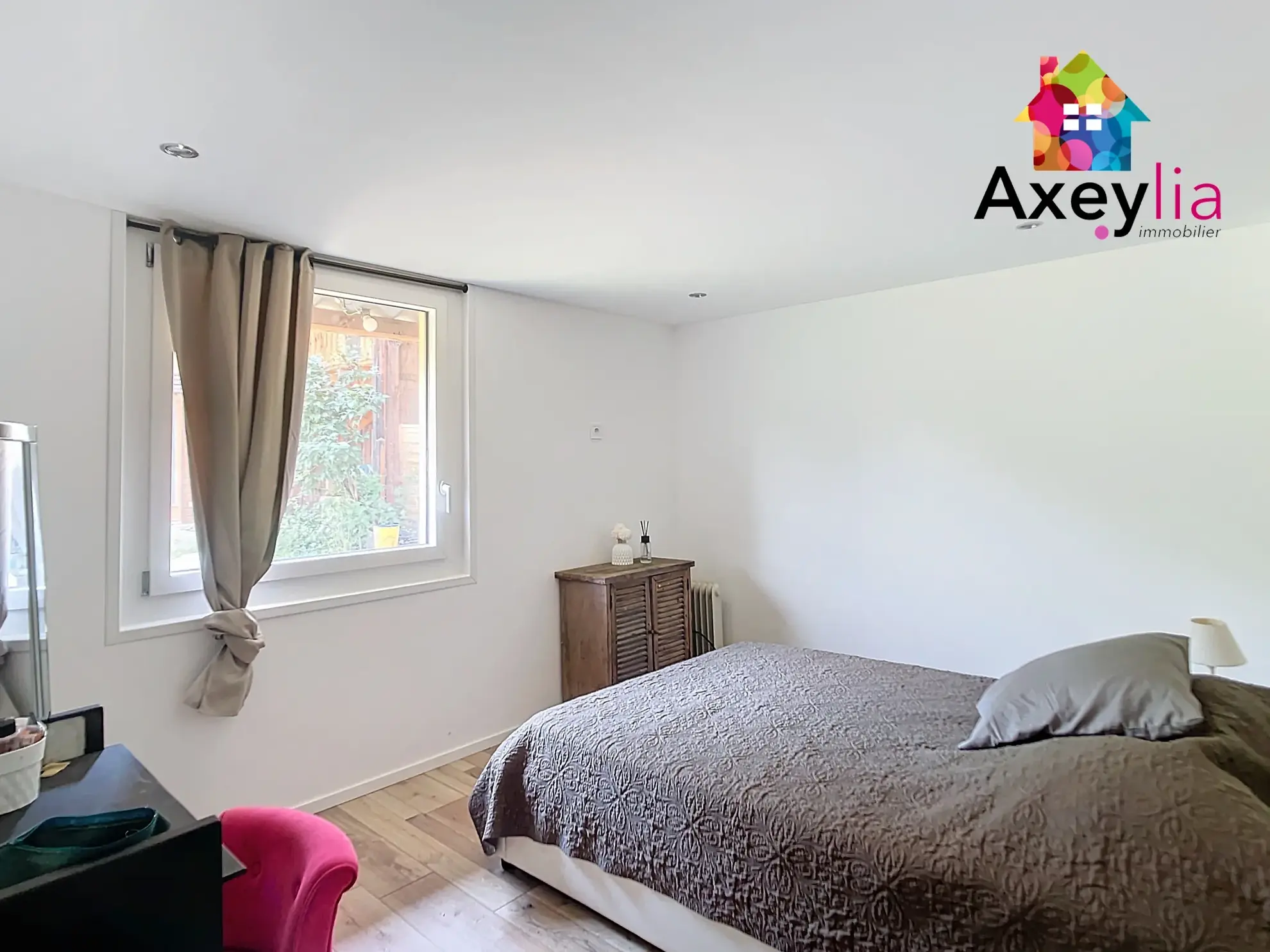 Propriété avec maison, gîte et dépendances à Ambierle - Vue exceptionnelle 