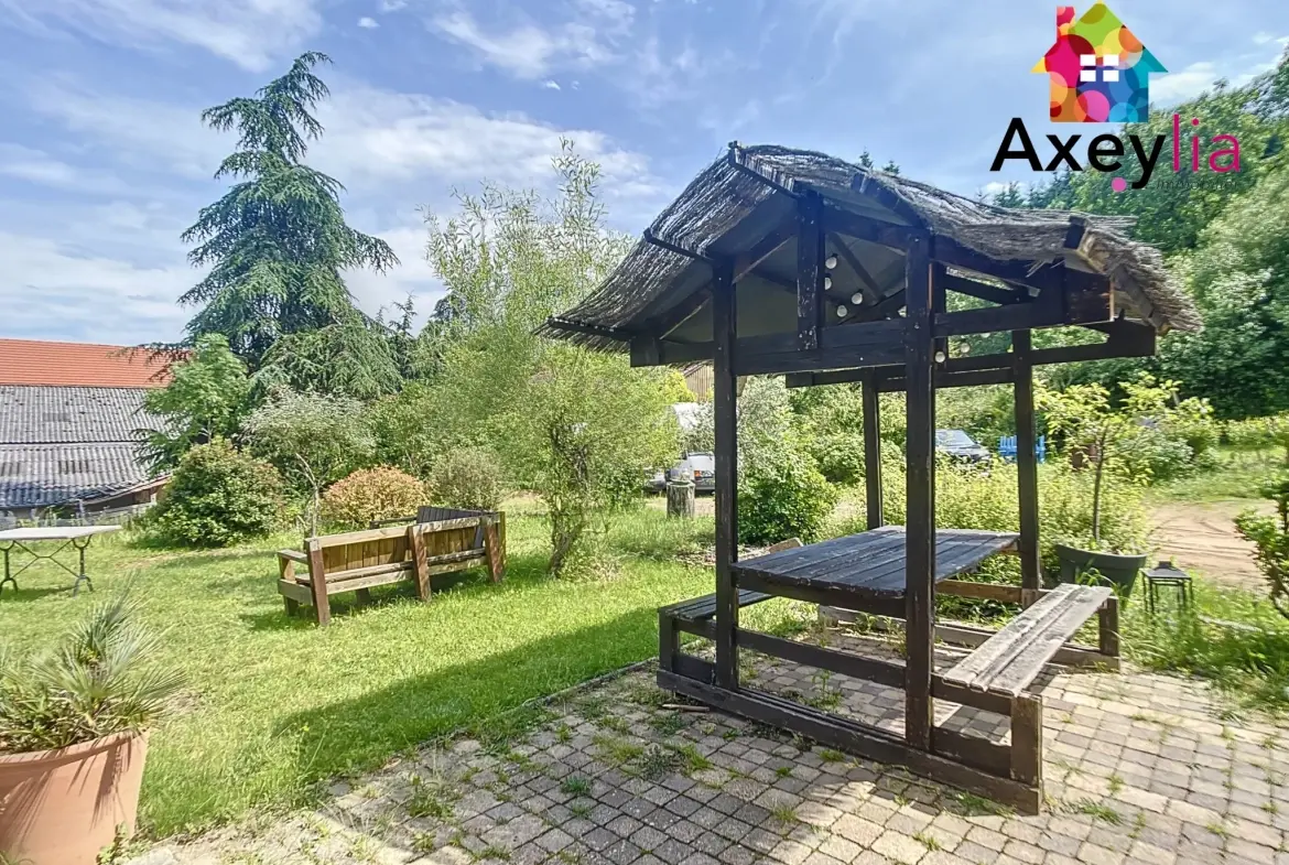 Propriété avec maison, gîte et dépendances à Ambierle - Vue exceptionnelle 