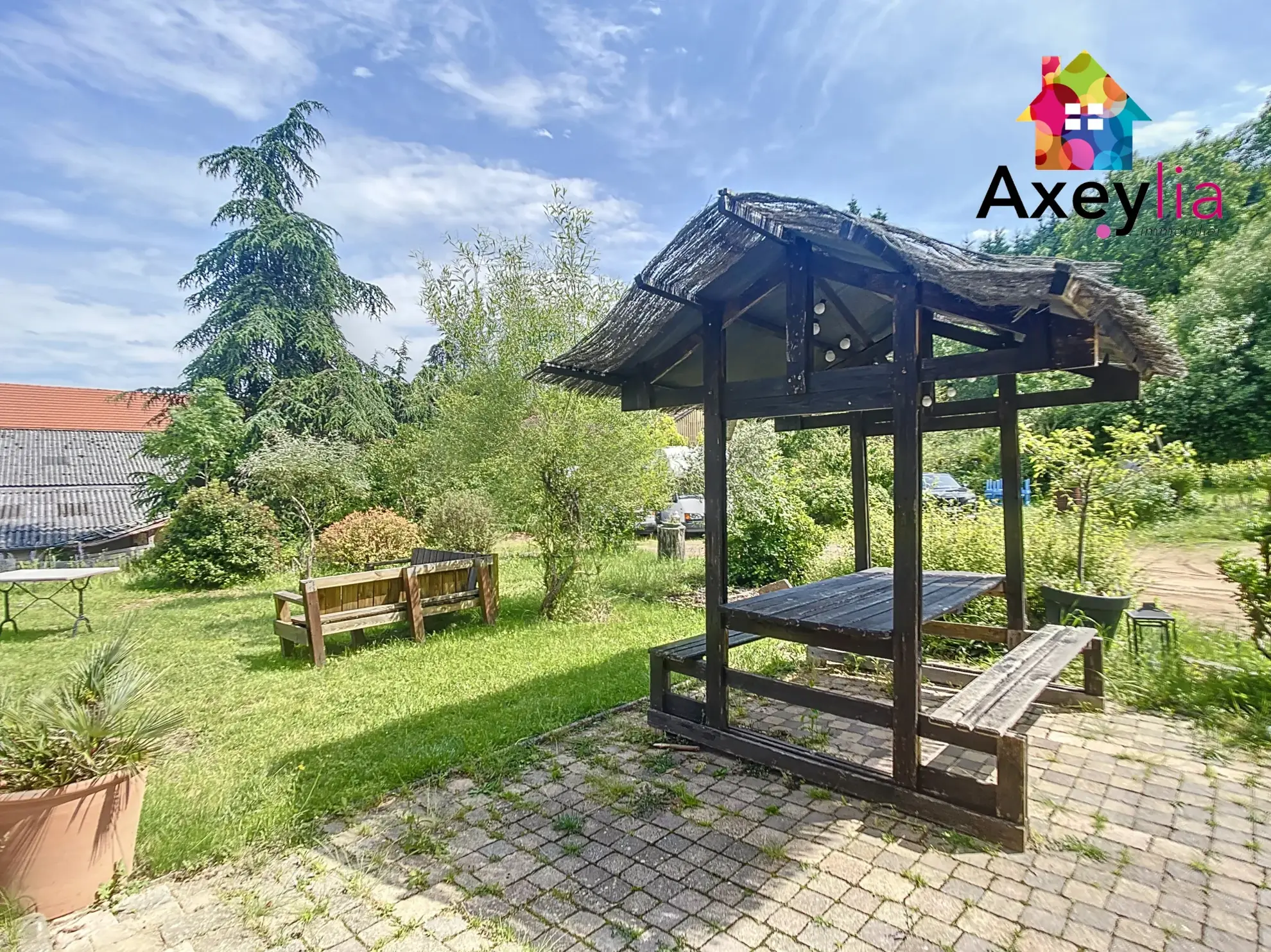 Propriété avec maison, gîte et dépendances à Ambierle - Vue exceptionnelle 