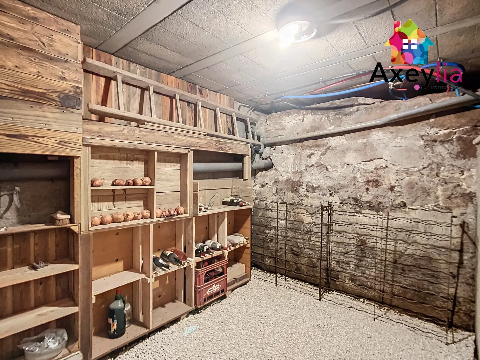 Propriété avec maison, gîte et dépendances à Ambierle - Vue exceptionnelle 
