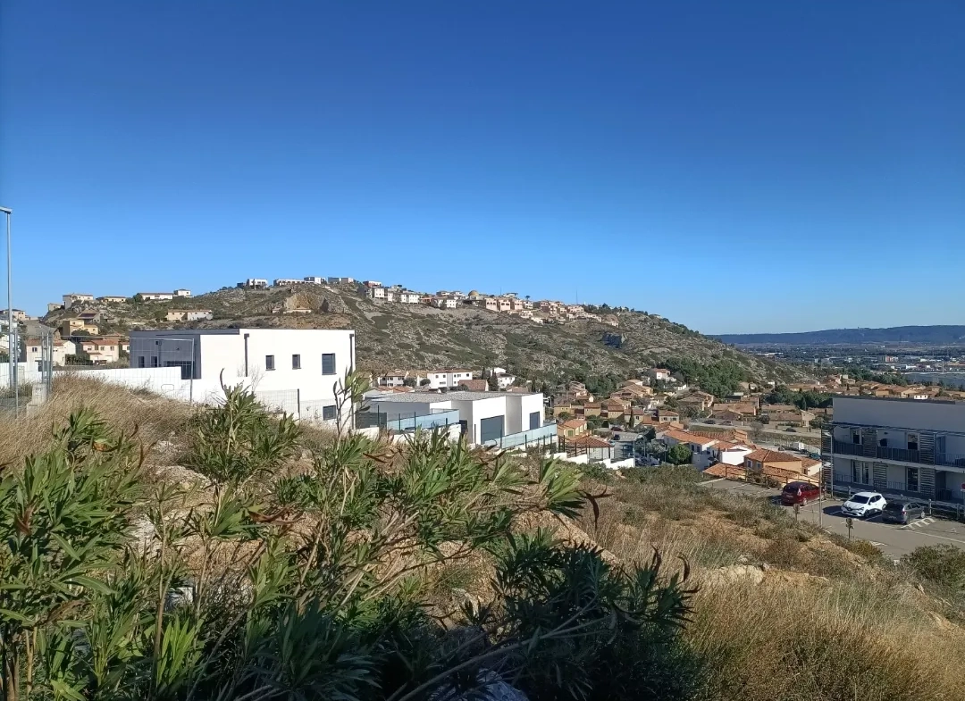 Terrain constructible de 549 m² à Narbonne avec vue imprenable et liberté de construction 