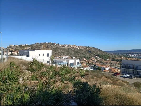 Terrain constructible de 549 m² à Narbonne avec vue imprenable et liberté de construction 
