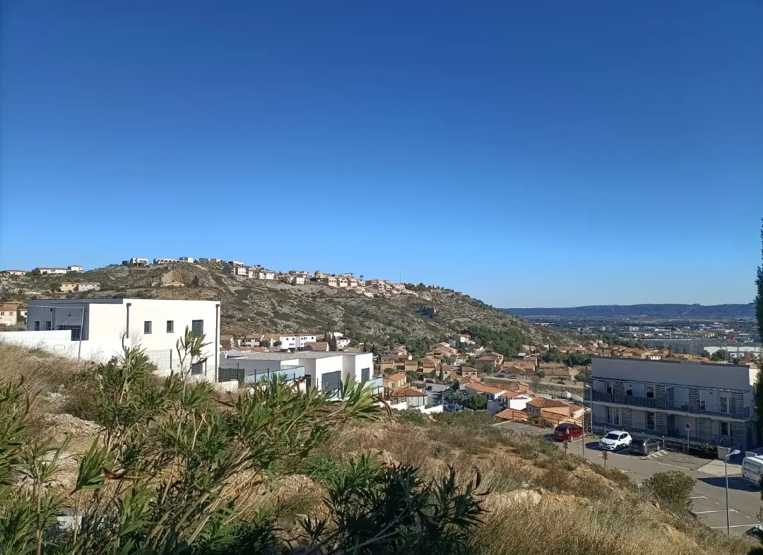 Terrain constructible de 549 m² à Narbonne avec vue imprenable et liberté de construction 
