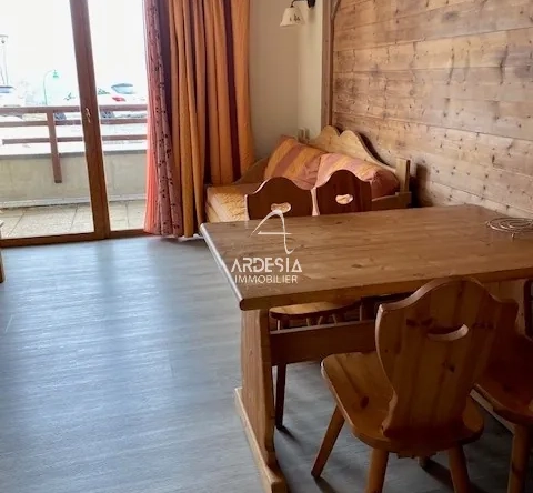 Appartement T2 en rez-de-chaussée à vendre au Corbier avec balcon et équipements montagnards 