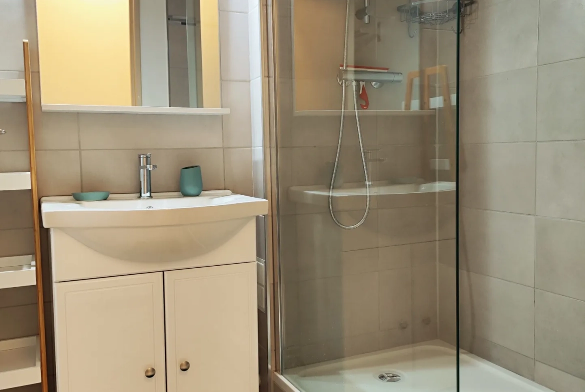 Appartement 2 pièces rénové de 50 m2 à Mérignac avec parking 