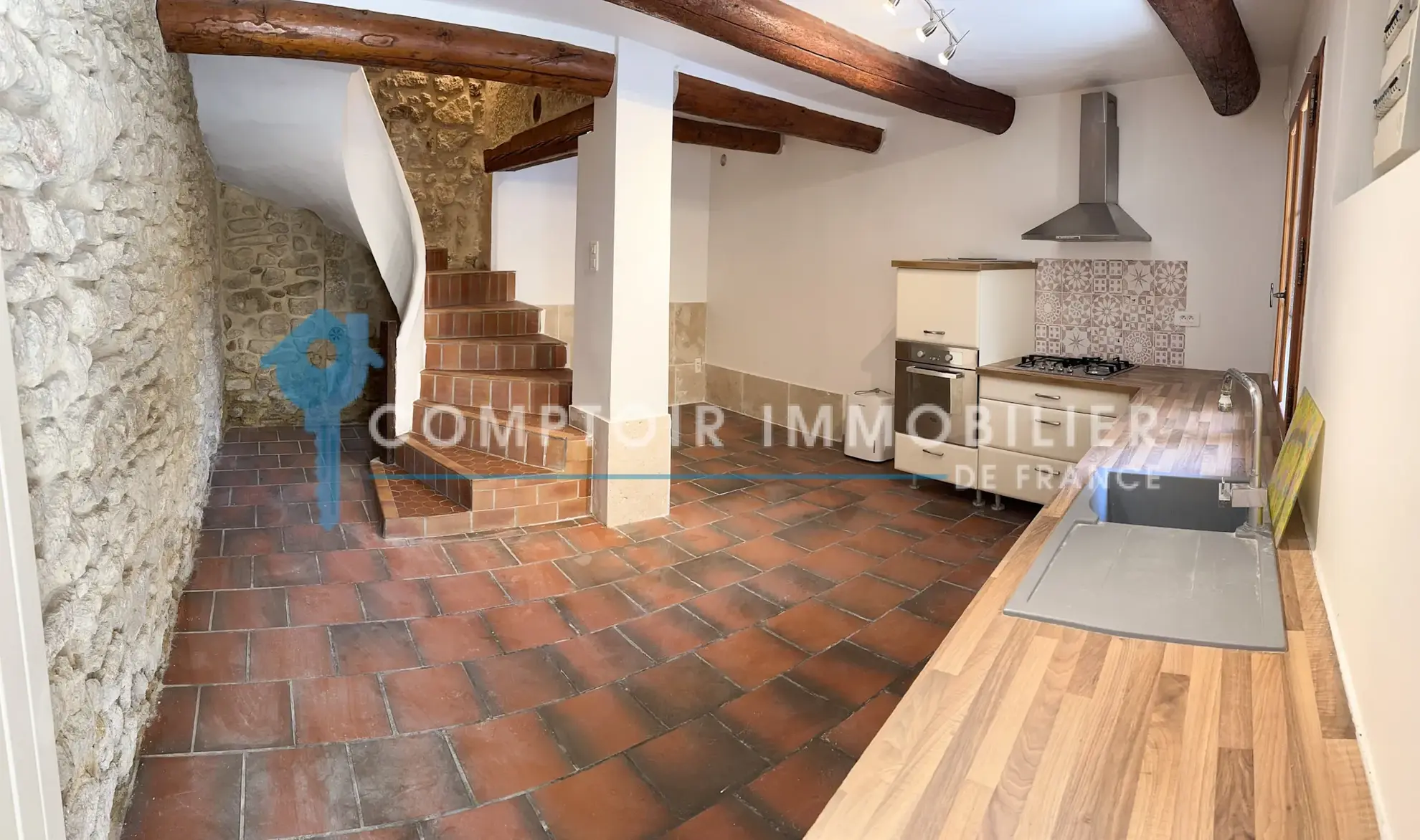 Maison de ville authentique de 68 m² au cœur de Grans, village provençal 