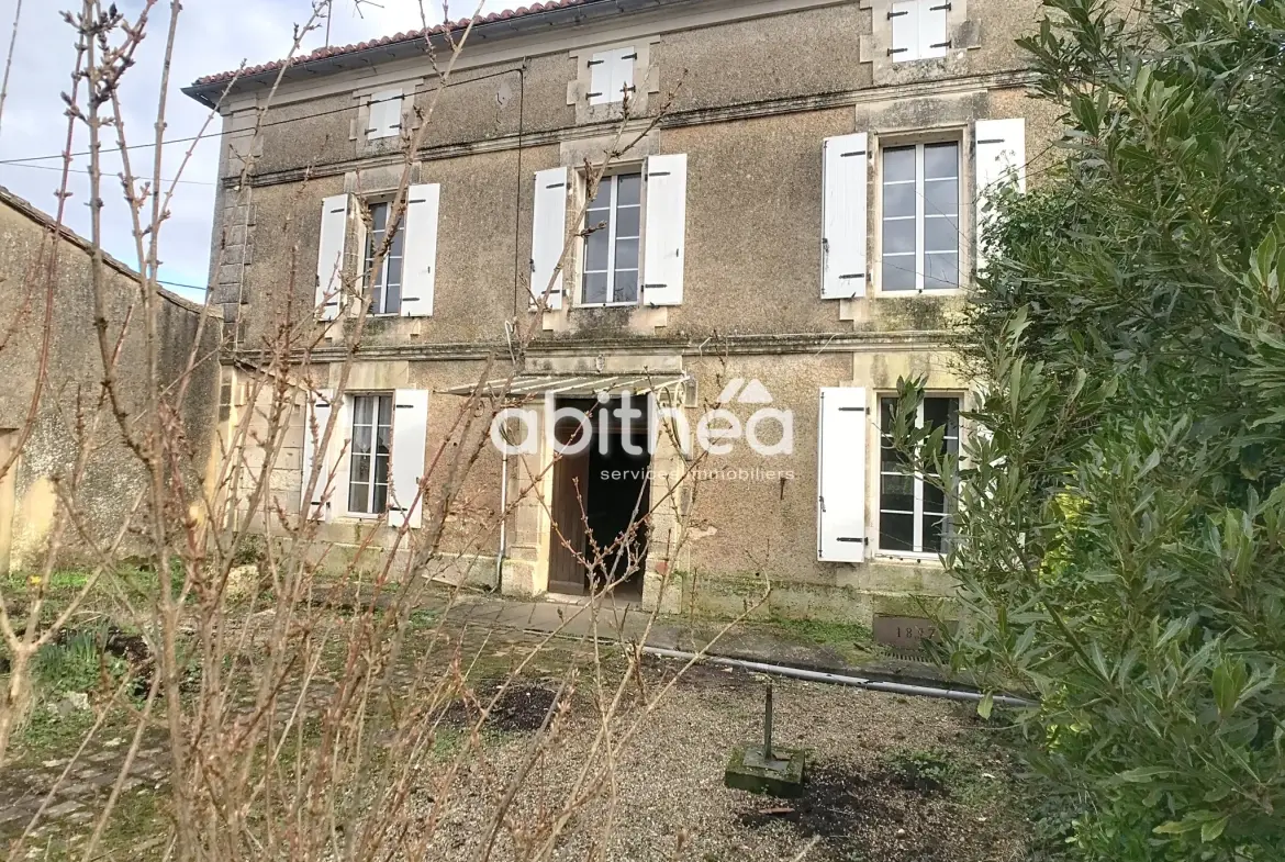 Charmante maison charentaise à rénover à Dirac avec dépendances et grand terrain 