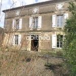 Charmante maison charentaise à rénover à Dirac avec dépendances et grand terrain