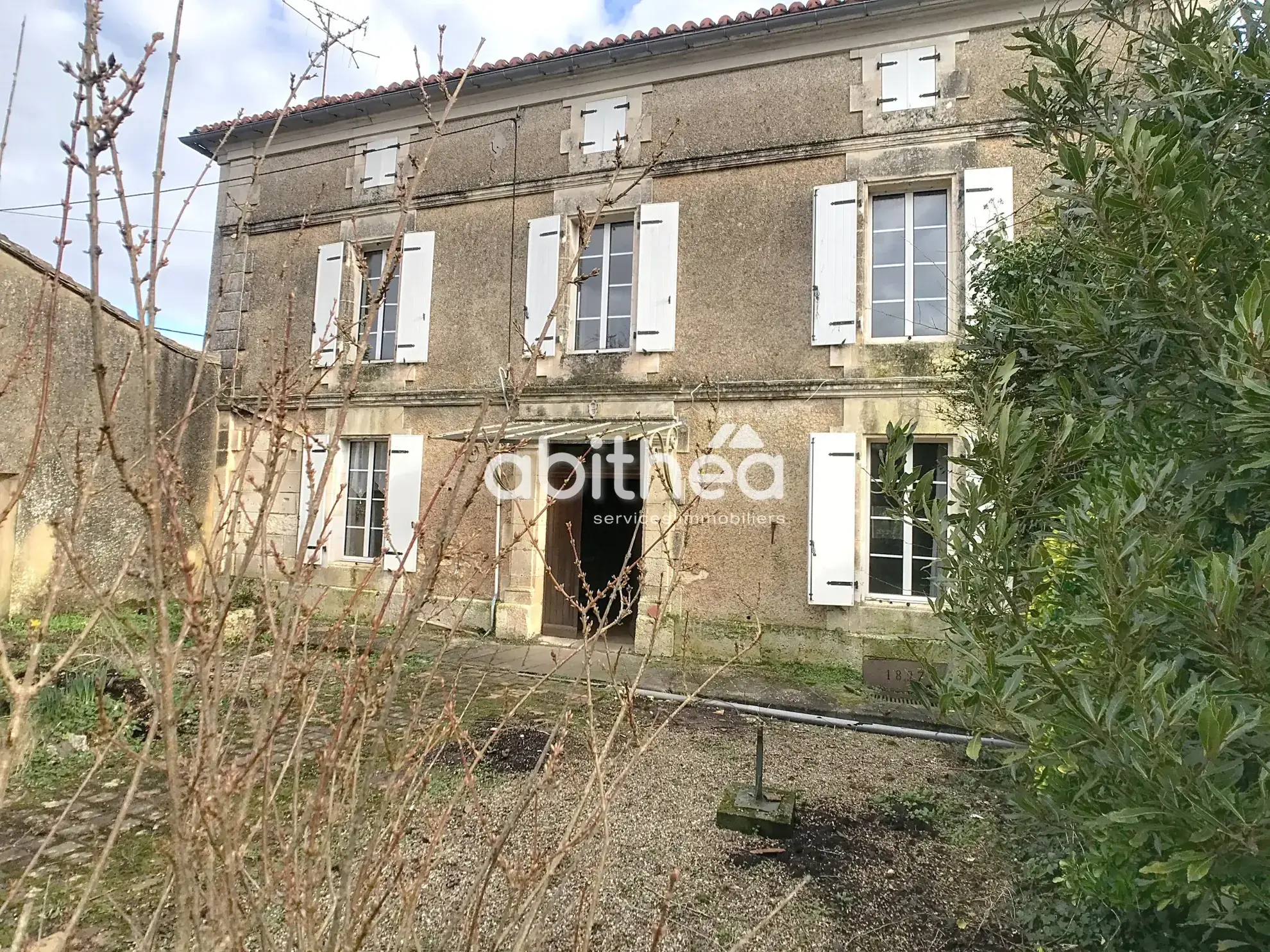 Charmante maison charentaise à rénover à Dirac avec dépendances et grand terrain 