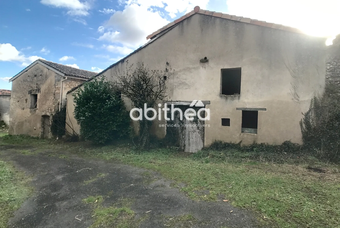 Charmante maison charentaise à rénover à Dirac avec dépendances et grand terrain 