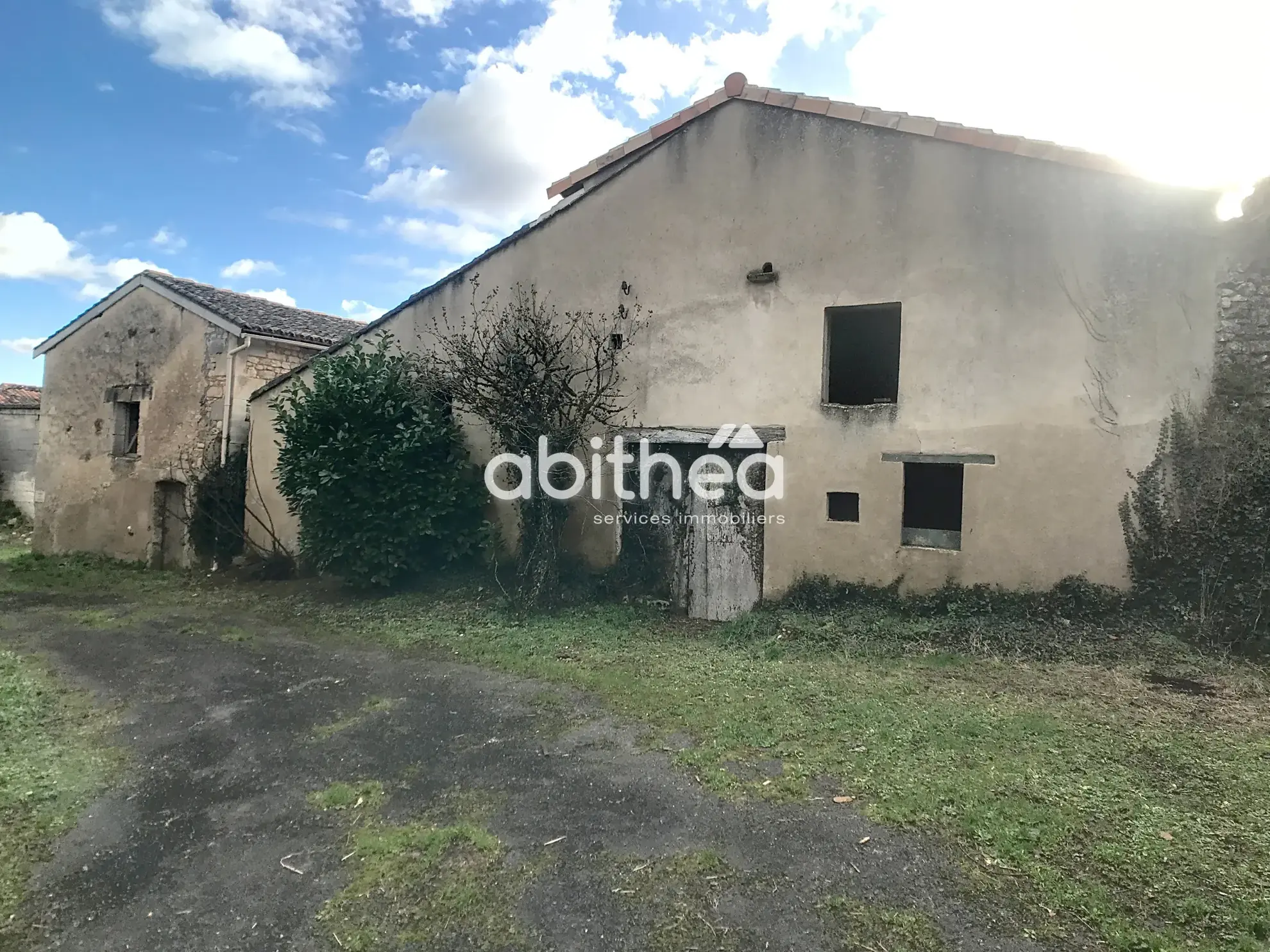 Charmante maison charentaise à rénover à Dirac avec dépendances et grand terrain 
