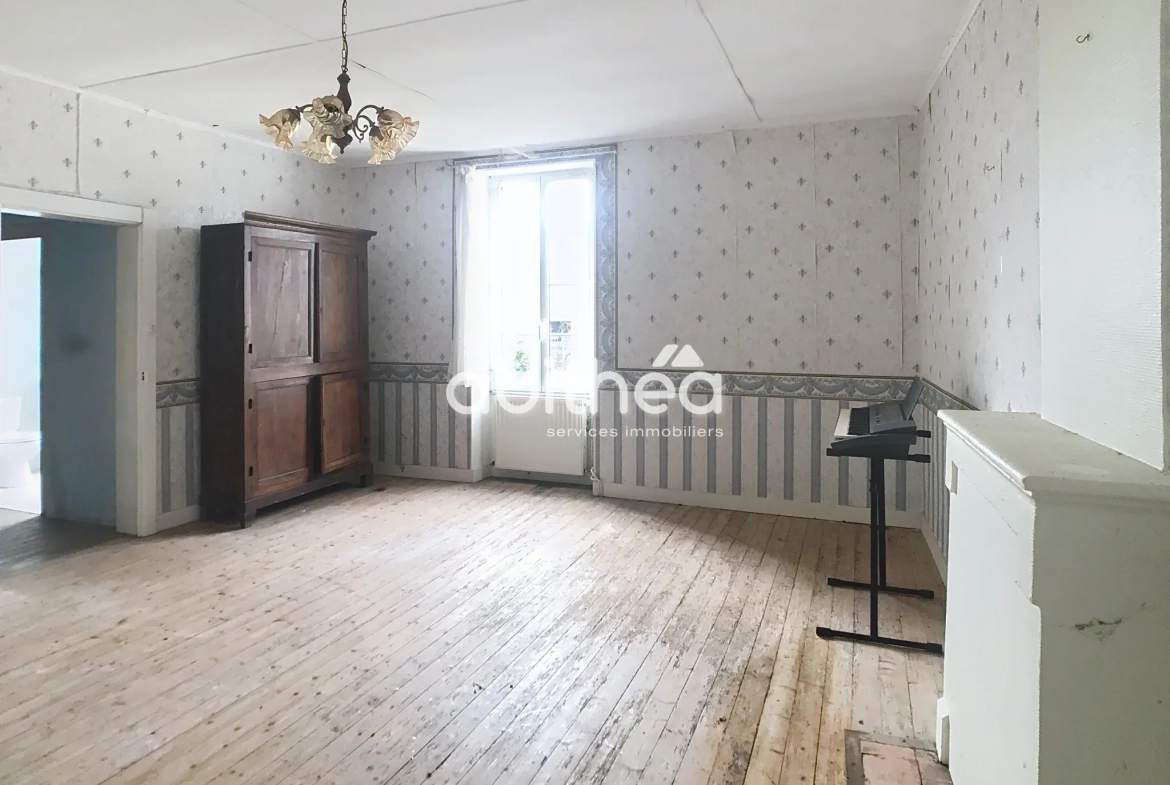 Charmante maison charentaise à rénover à Dirac avec dépendances et grand terrain 
