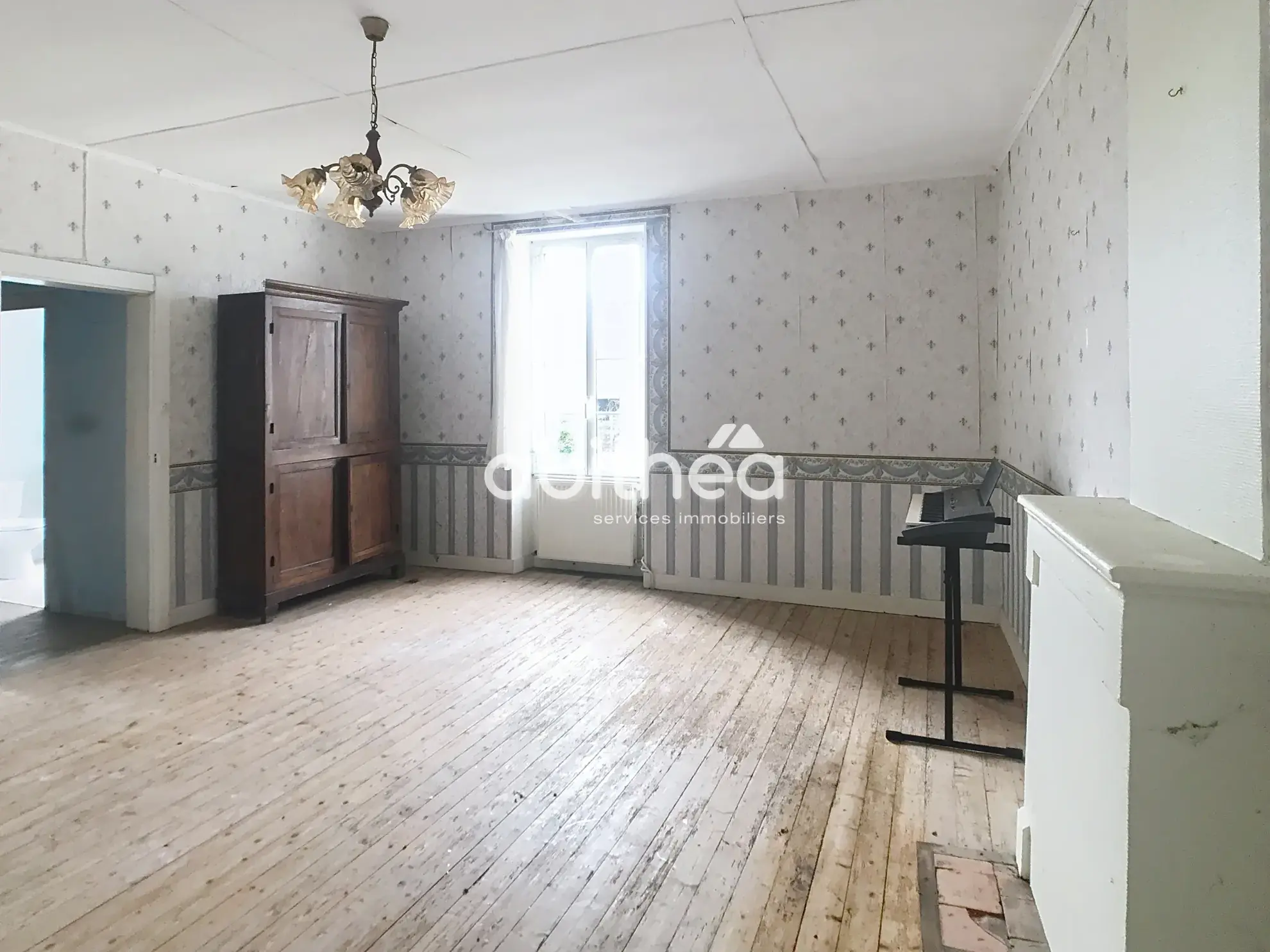 Charmante maison charentaise à rénover à Dirac avec dépendances et grand terrain 