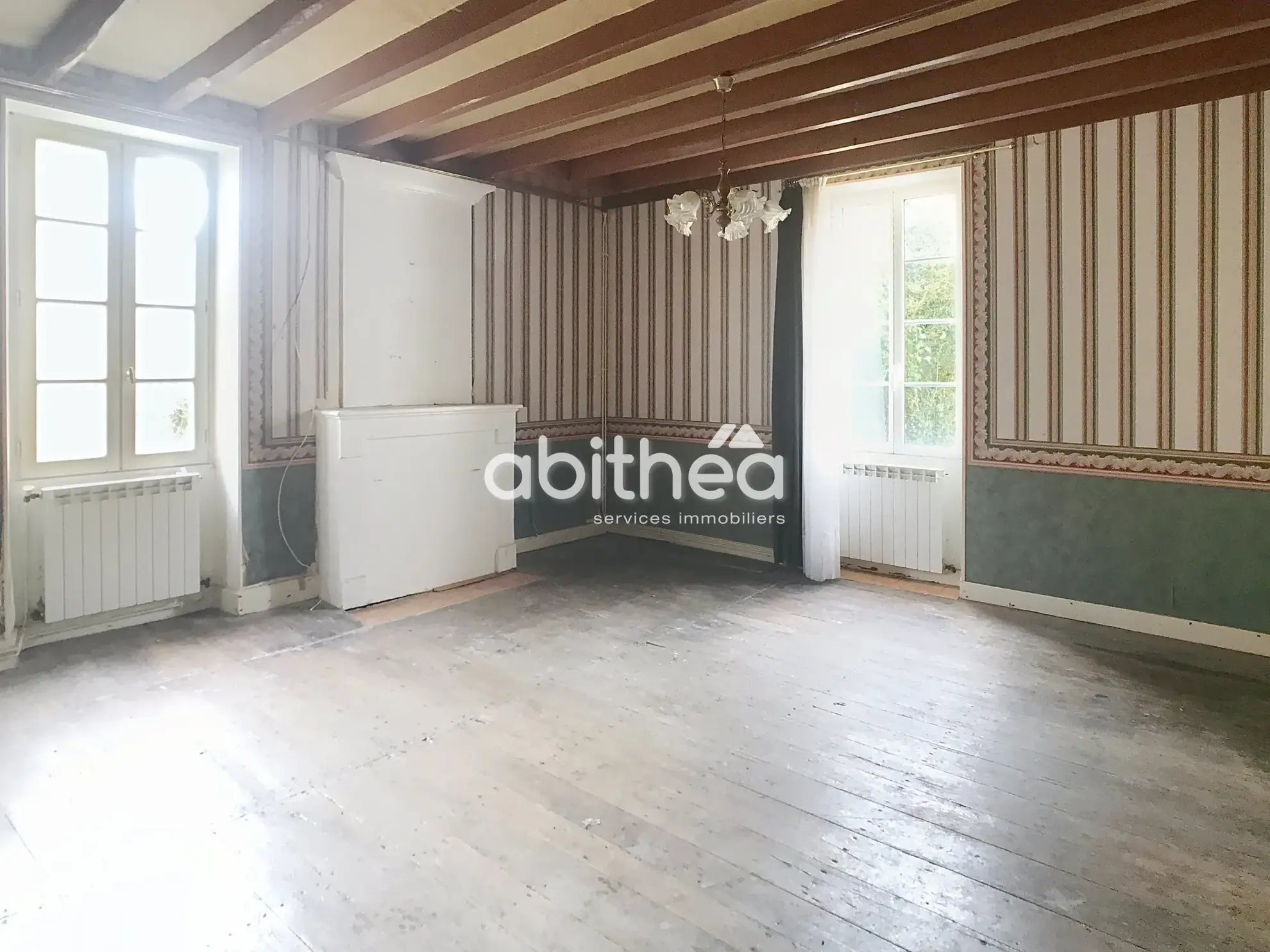Charmante maison charentaise à rénover à Dirac avec dépendances et grand terrain 