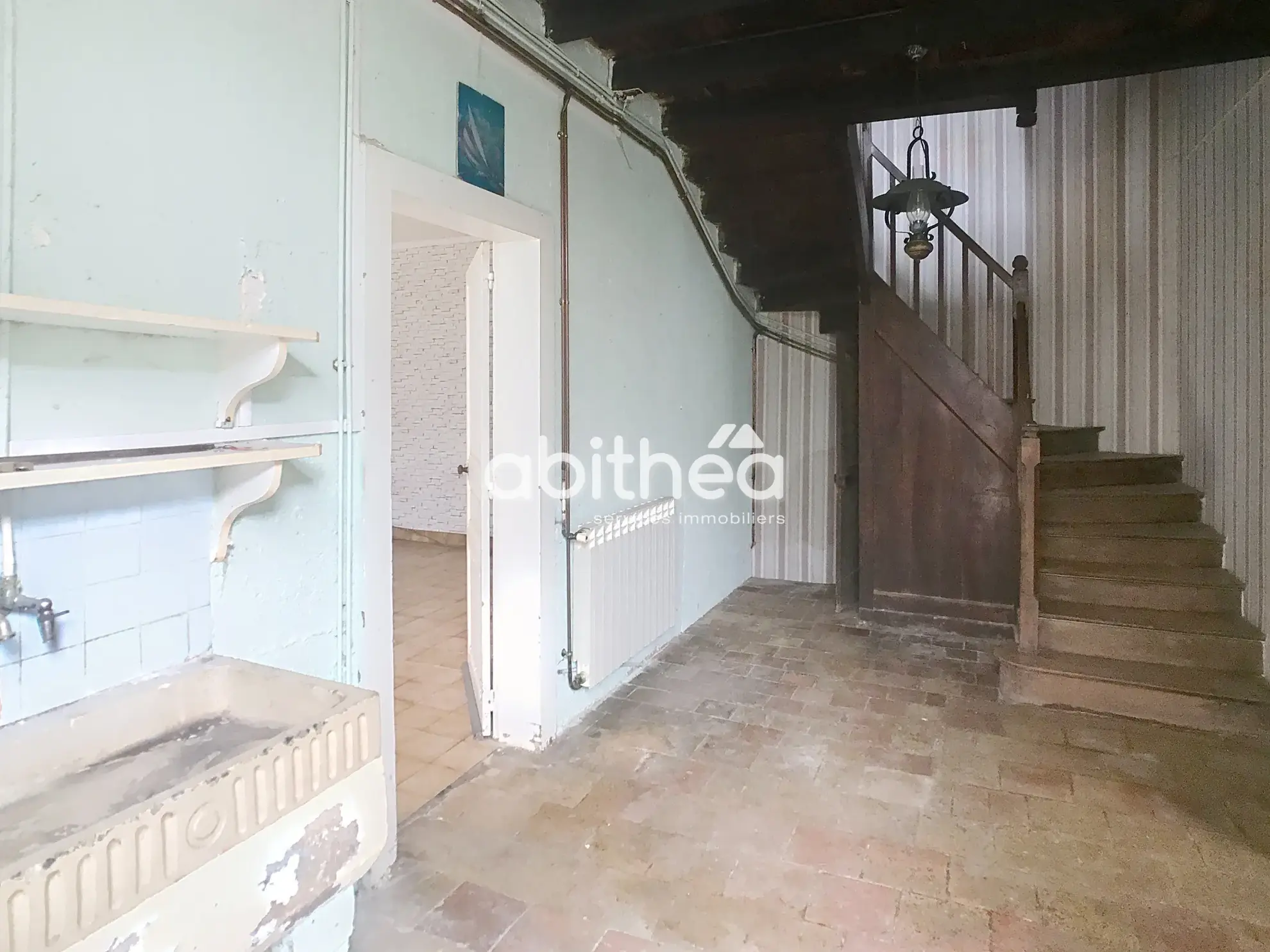 Charmante maison charentaise à rénover à Dirac avec dépendances et grand terrain 