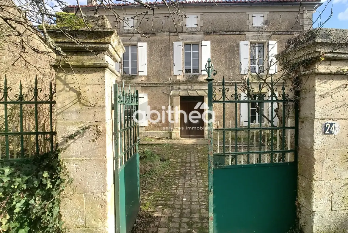 Charmante maison charentaise à rénover à Dirac avec dépendances et grand terrain 