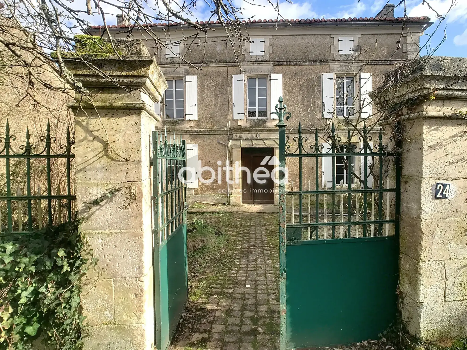 Charmante maison charentaise à rénover à Dirac avec dépendances et grand terrain 