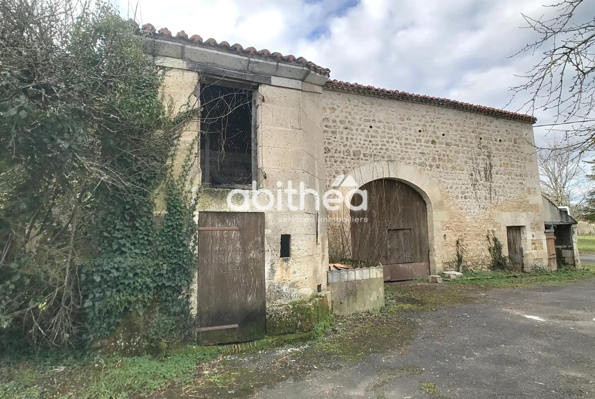 Charmante maison charentaise à rénover à Dirac avec dépendances et grand terrain 