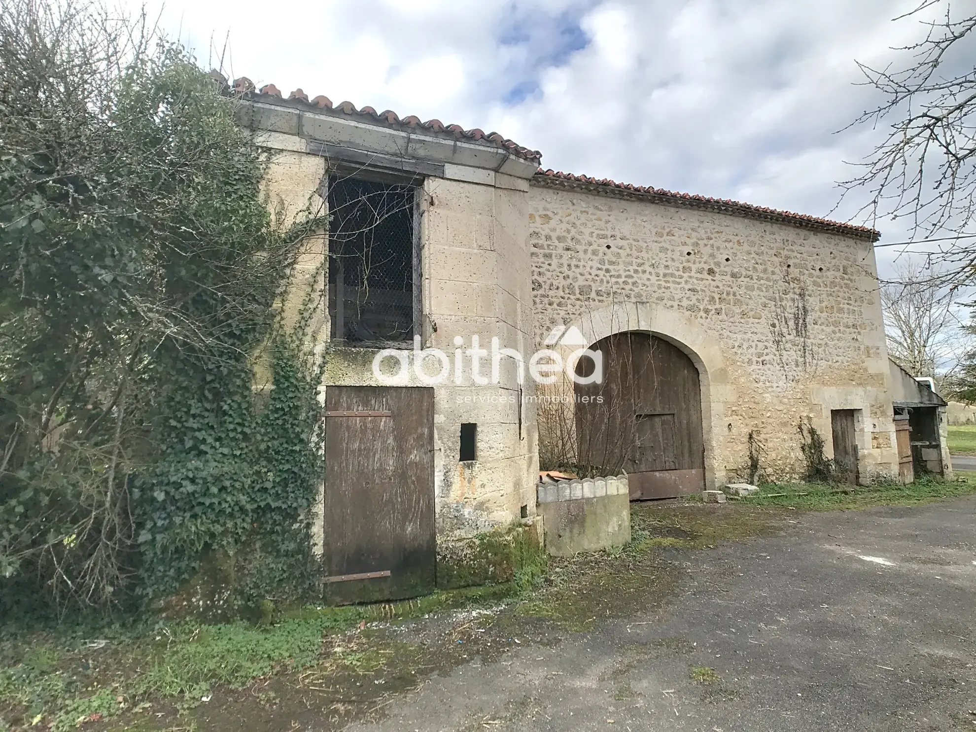 Charmante maison charentaise à rénover à Dirac avec dépendances et grand terrain 