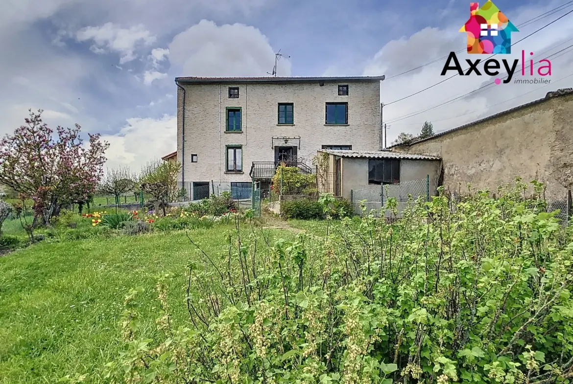 Maison ancienne à Neulise avec garages et grand terrain proche Roanne 