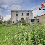 Maison ancienne à vendre à Saint-Just-la-Pendue avec garages et terrain spacieux
