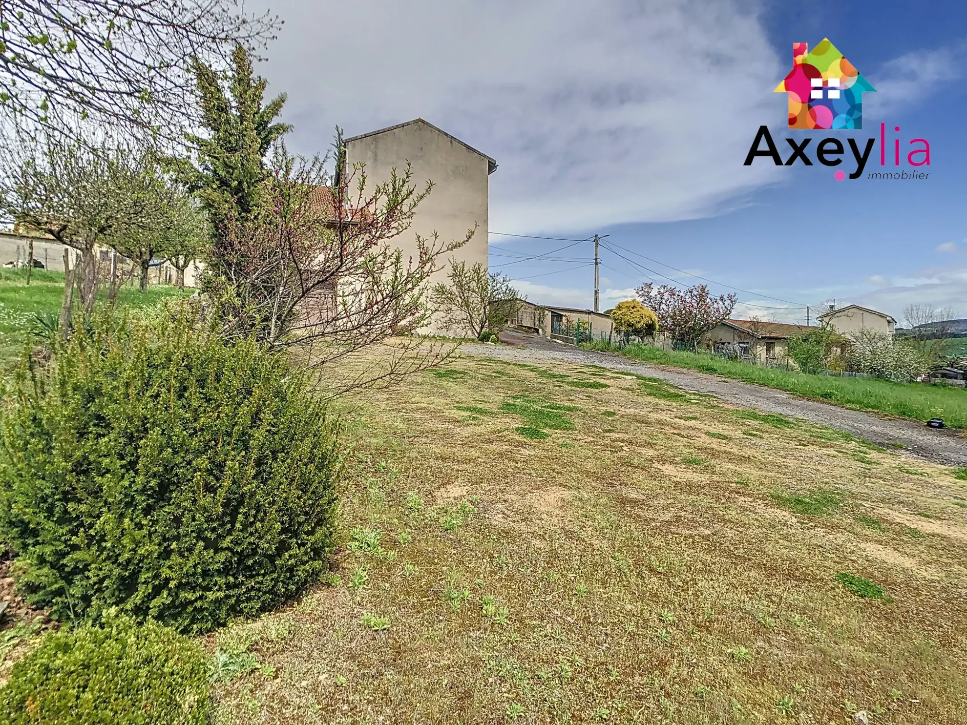 Maison ancienne à Neulise avec garages et grand terrain proche Roanne 