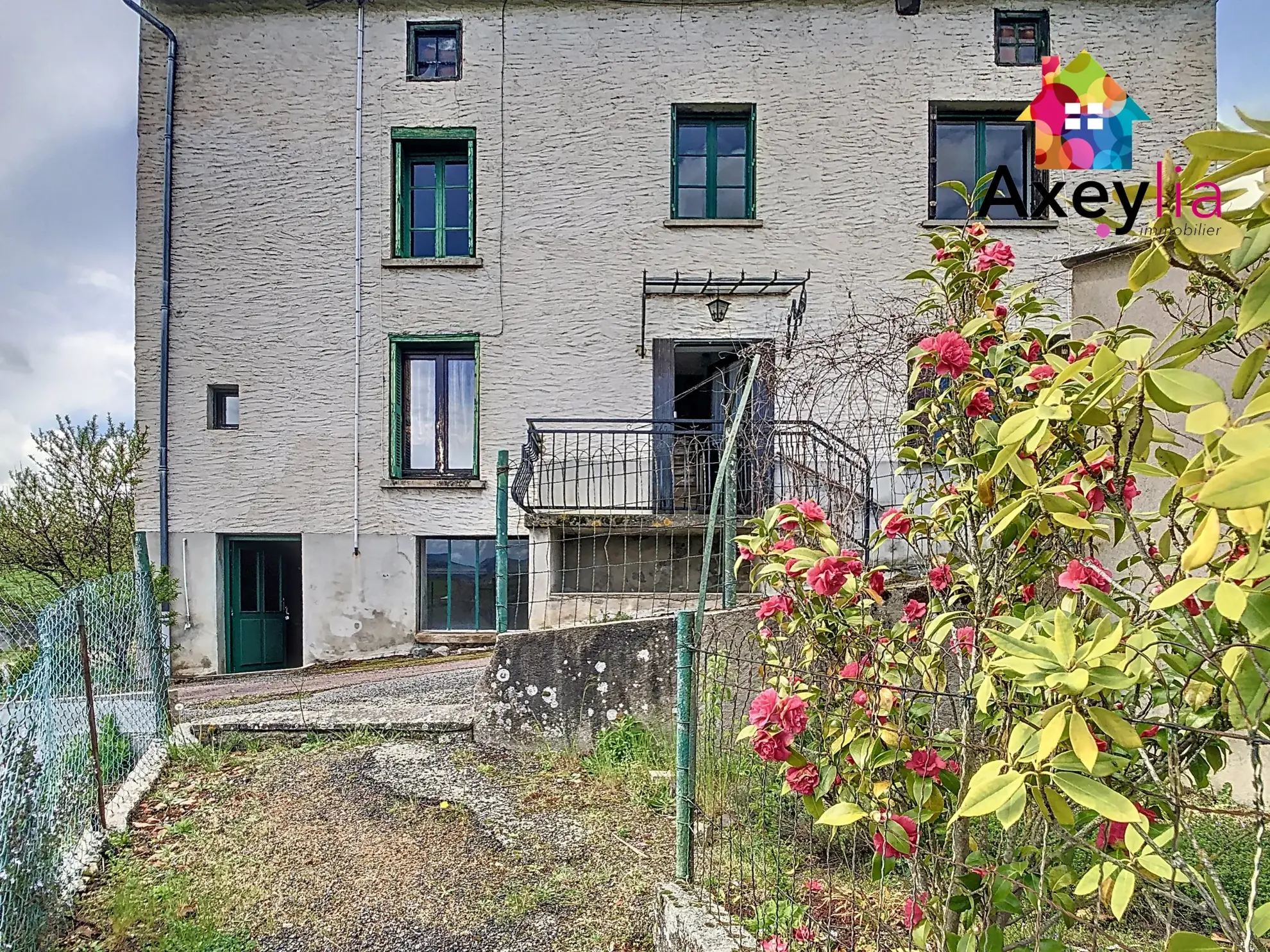 Maison ancienne à Neulise avec garages et grand terrain proche Roanne 
