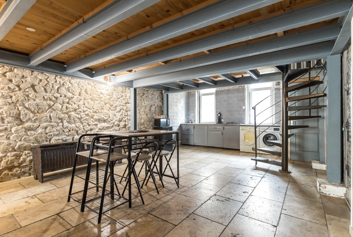 A vendre à Marseille, loft spacieux de 107 m² à Vauban avec stationnement 