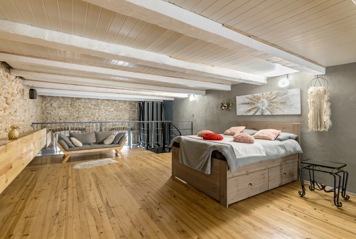 A vendre à Marseille, loft spacieux de 107 m² à Vauban avec stationnement 