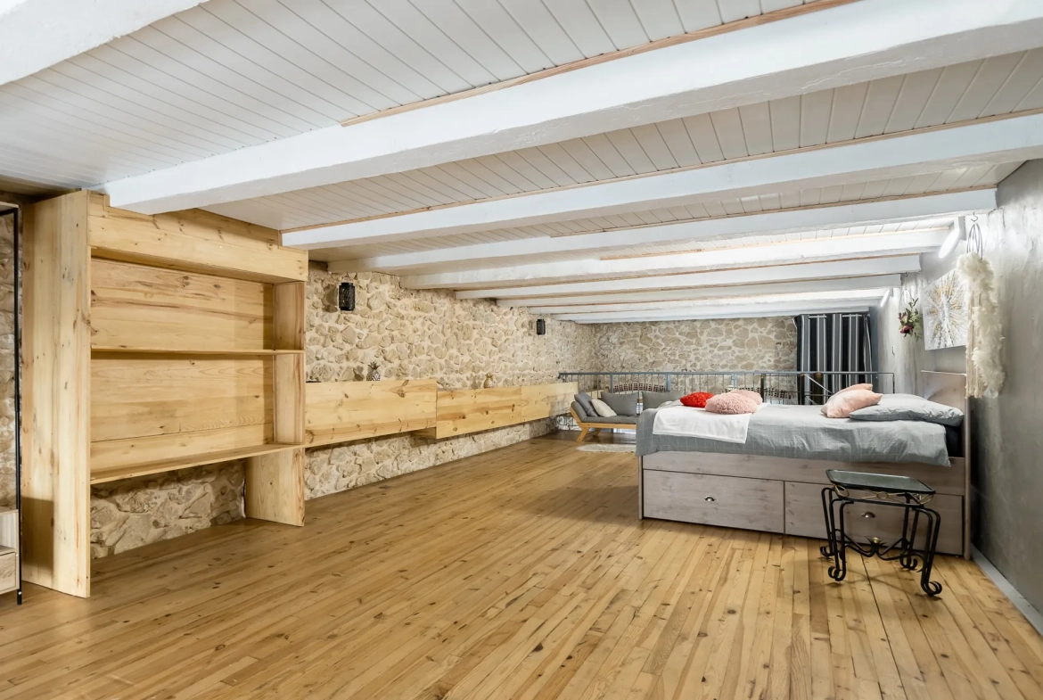 A vendre à Marseille, loft spacieux de 107 m² à Vauban avec stationnement 