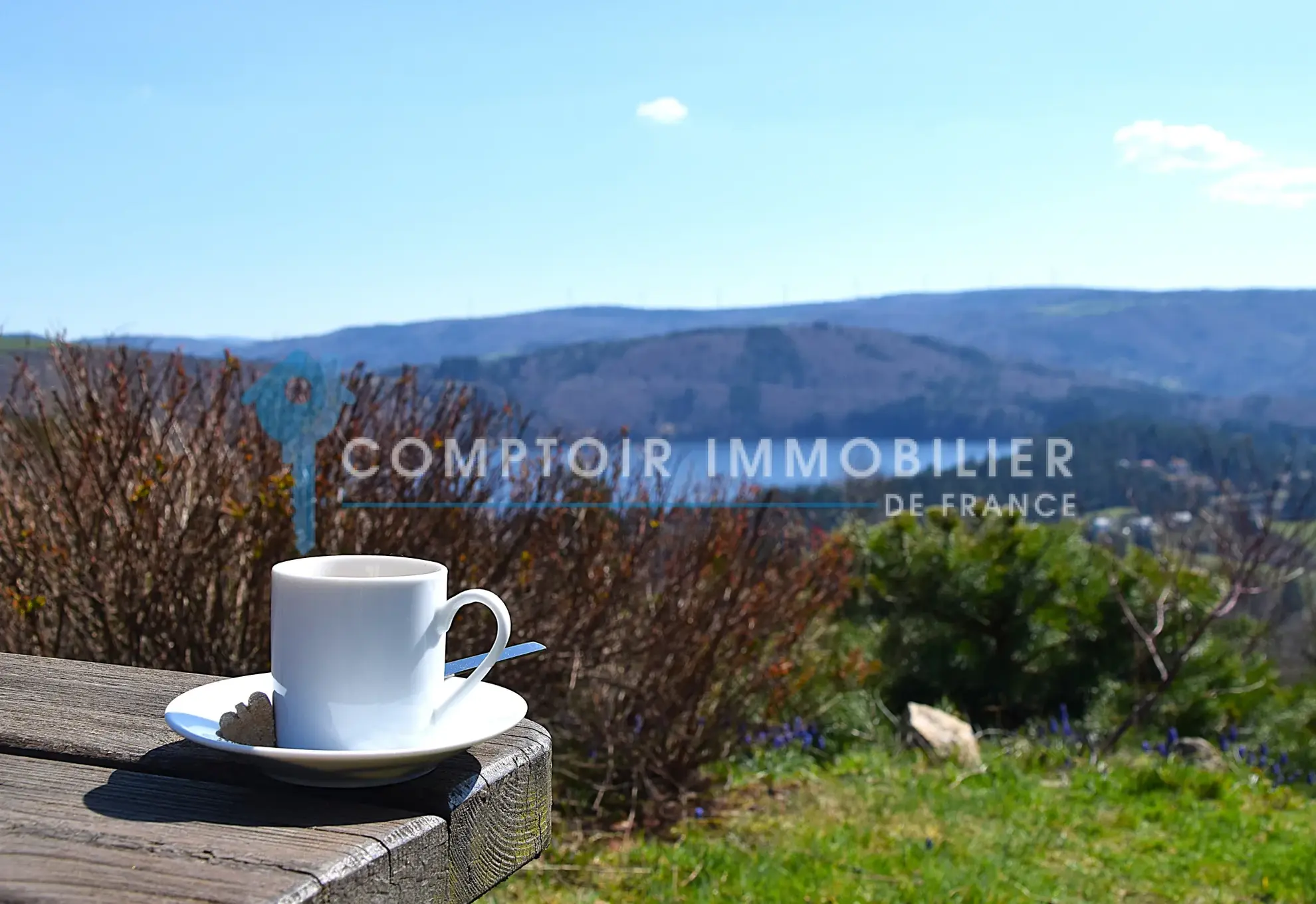 Villa de 90 m² au bord du lac d'Issarlès avec vue panoramique en Ardèche 
