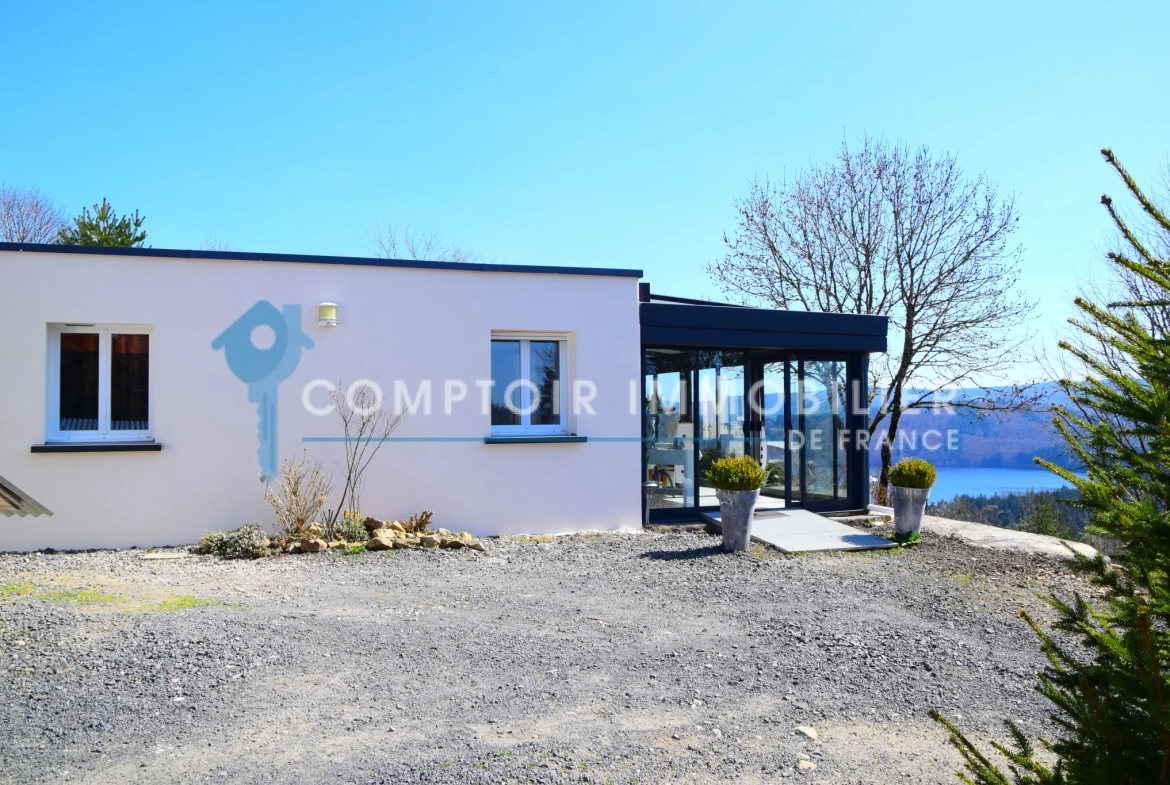 Villa de 90 m² au bord du lac d'Issarlès avec vue panoramique en Ardèche 