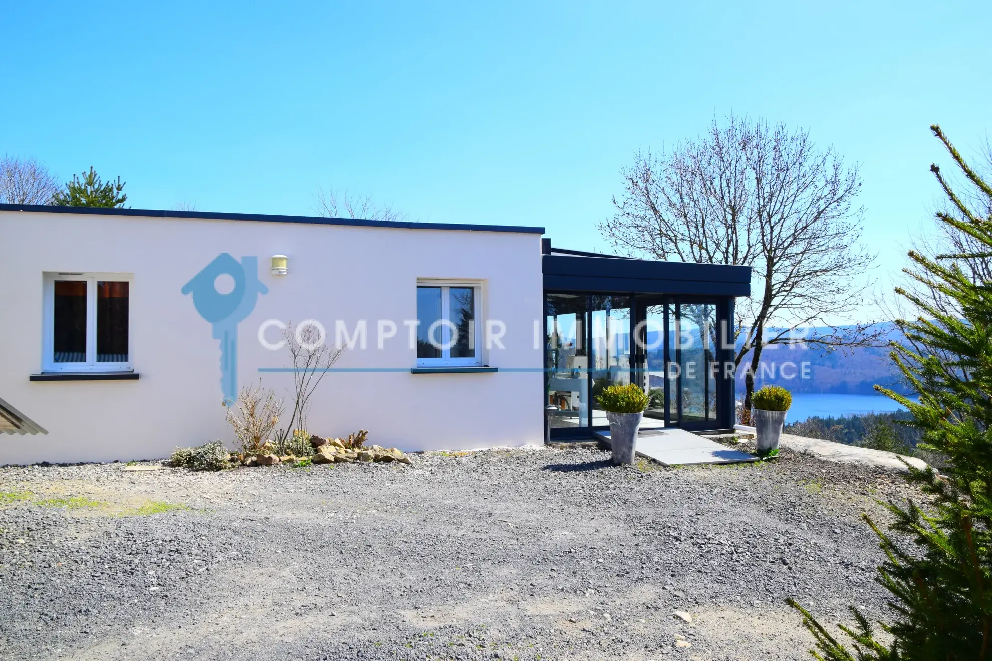 Villa de 90 m² au bord du lac d'Issarlès avec vue panoramique en Ardèche 