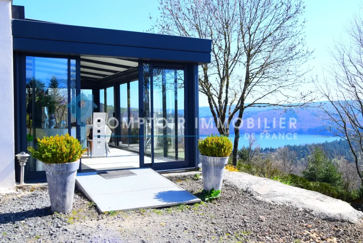 Villa de 90 m² au bord du lac d'Issarlès avec vue panoramique en Ardèche 