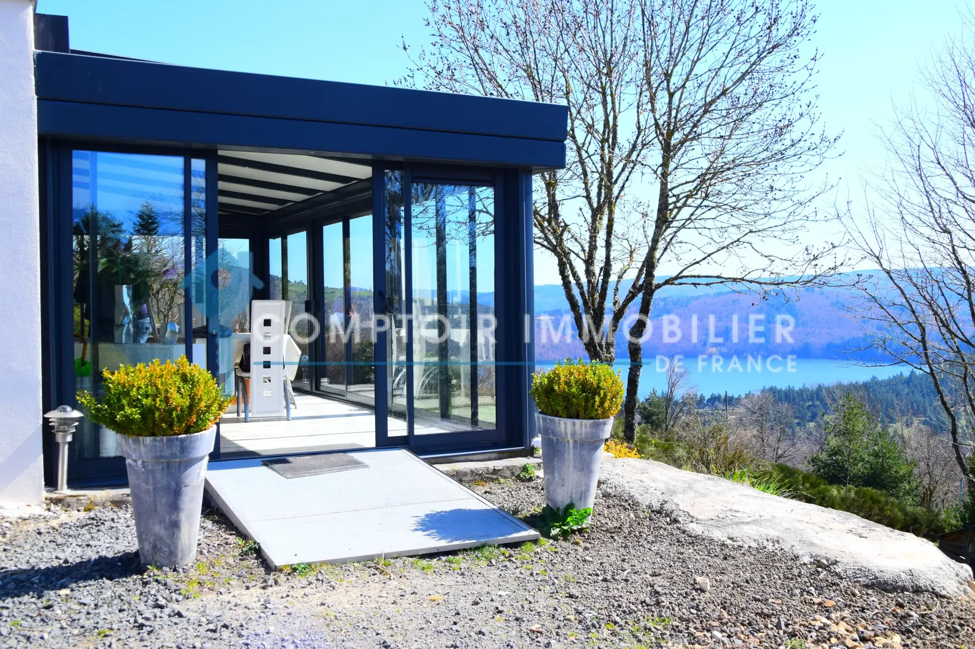Villa de 90 m² au bord du lac d'Issarlès avec vue panoramique en Ardèche 
