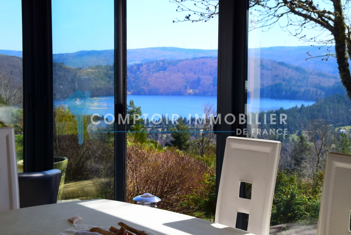 Villa de 90 m² au bord du lac d'Issarlès avec vue panoramique en Ardèche 