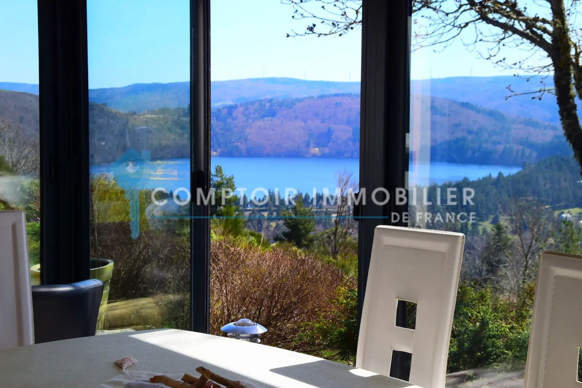 Villa de 90 m² au bord du lac d'Issarlès avec vue panoramique en Ardèche 