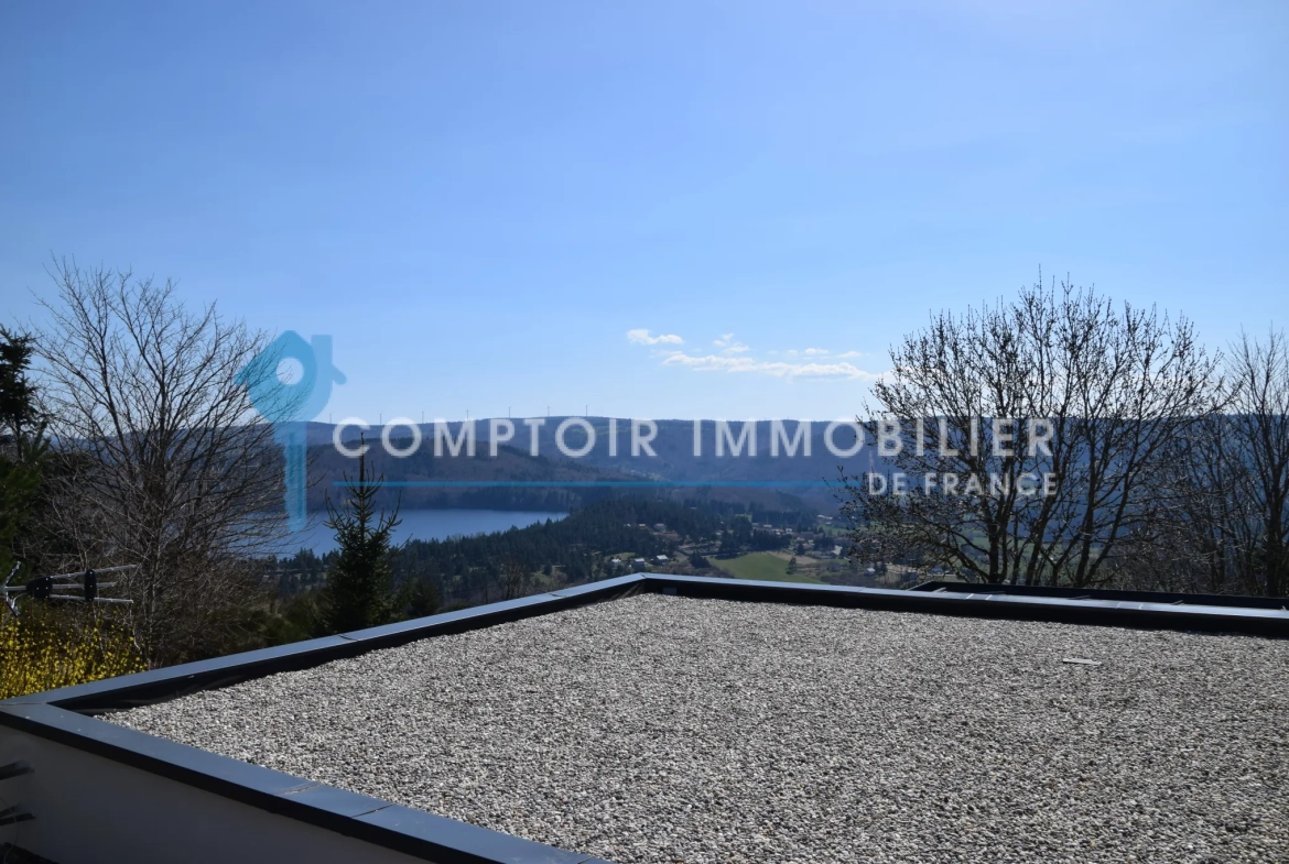 Villa de 90 m² au bord du lac d'Issarlès avec vue panoramique en Ardèche 