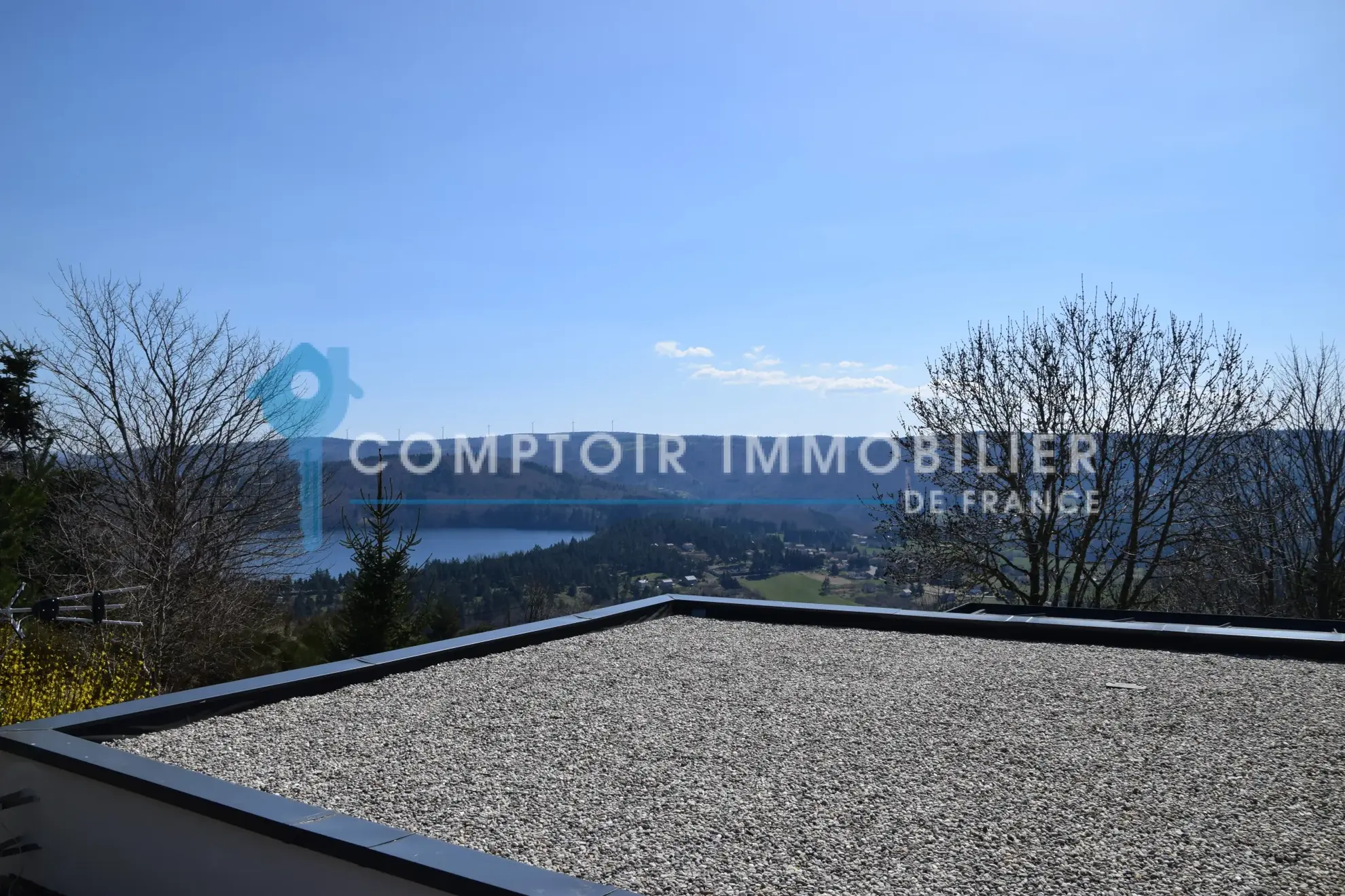 Villa de 90 m² au bord du lac d'Issarlès avec vue panoramique en Ardèche 