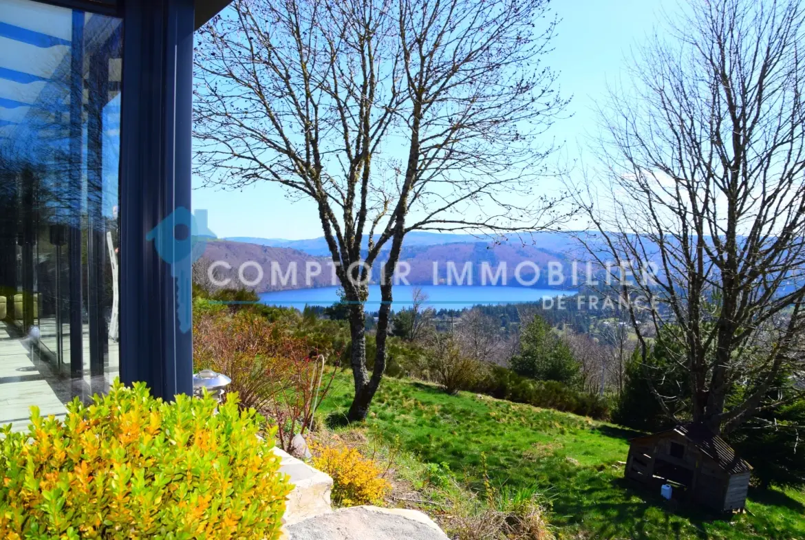 Villa de 90 m² au bord du lac d'Issarlès avec vue panoramique en Ardèche 
