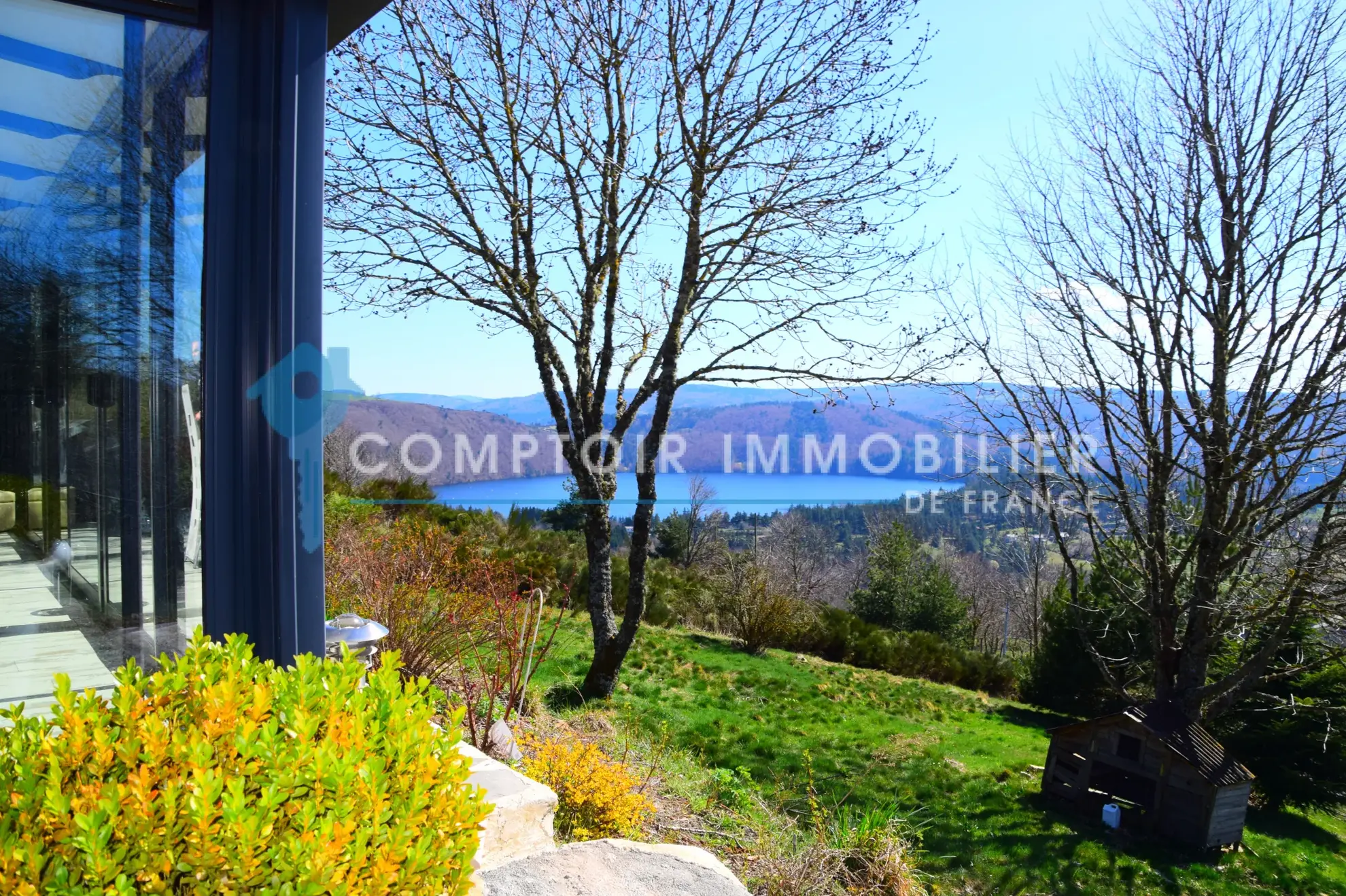 Villa de 90 m² au bord du lac d'Issarlès avec vue panoramique en Ardèche 