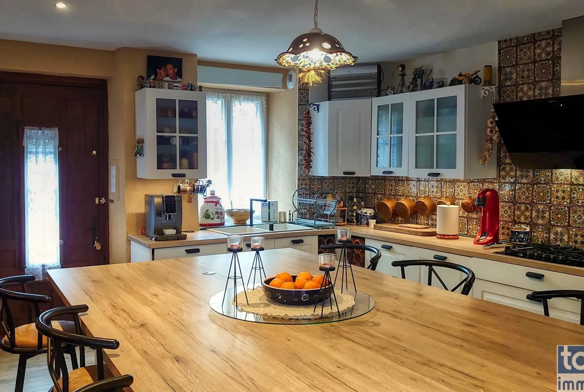 Maison de village rénovée à Villefranche du Périgord - 74 m² avec jardin et terrasse 