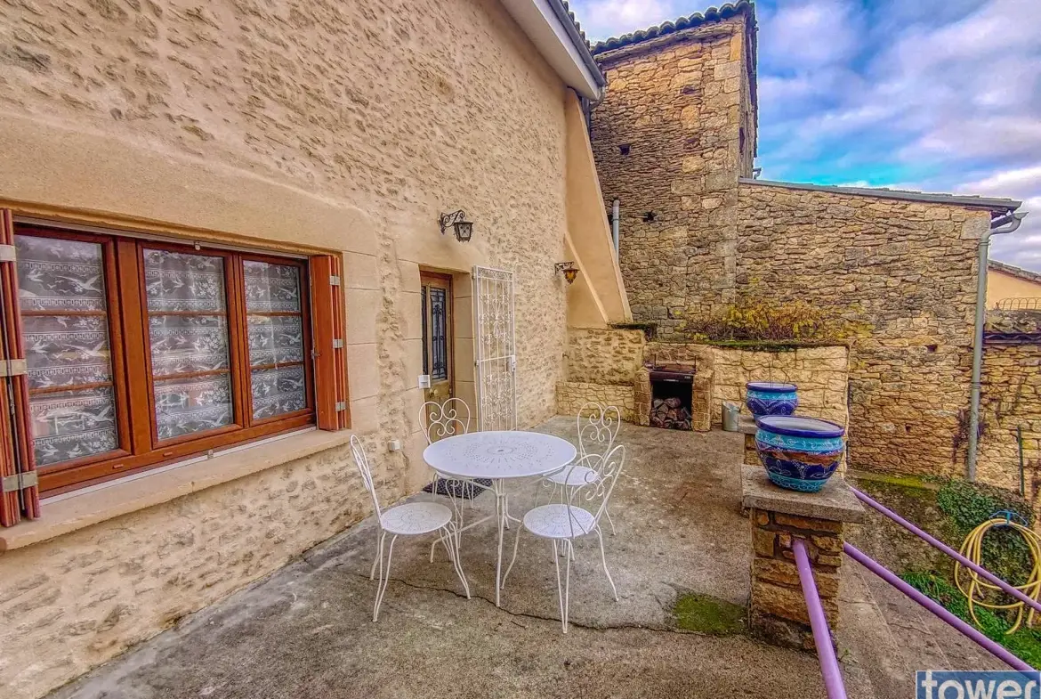 Maison de village rénovée à Villefranche du Périgord - 74 m² avec jardin et terrasse 