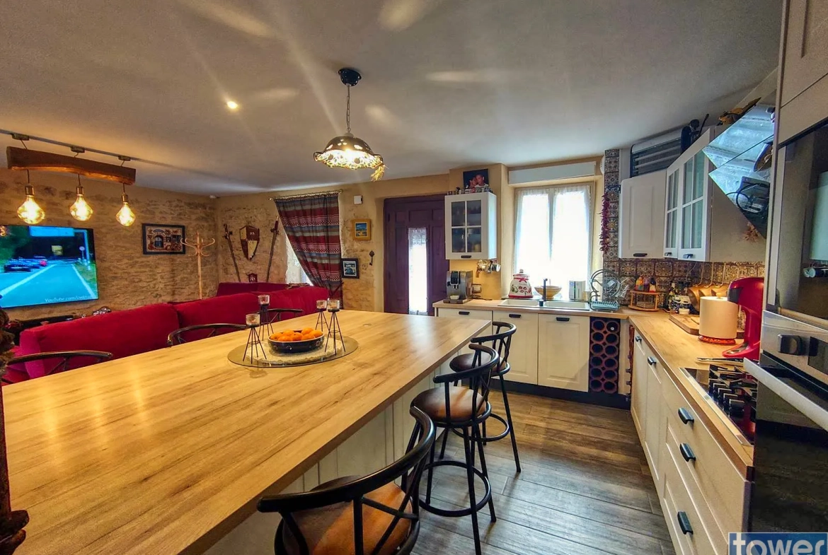 Maison de village rénovée à Villefranche du Périgord - 74 m² avec jardin et terrasse 